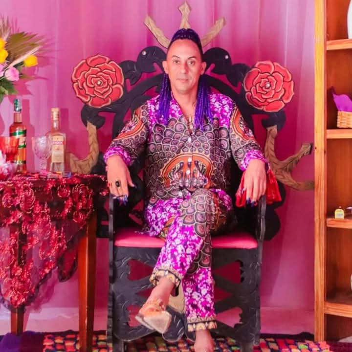 Pai Rodrigo em veste ritual, com presença serena e marcante.